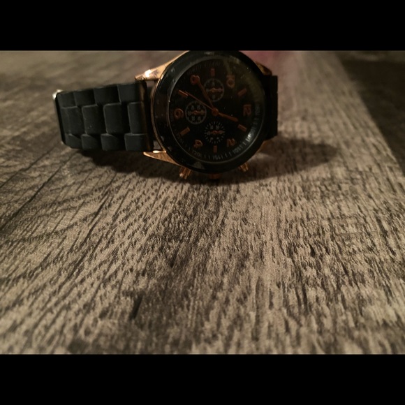 Watch🌻 - Picture 1 of 3